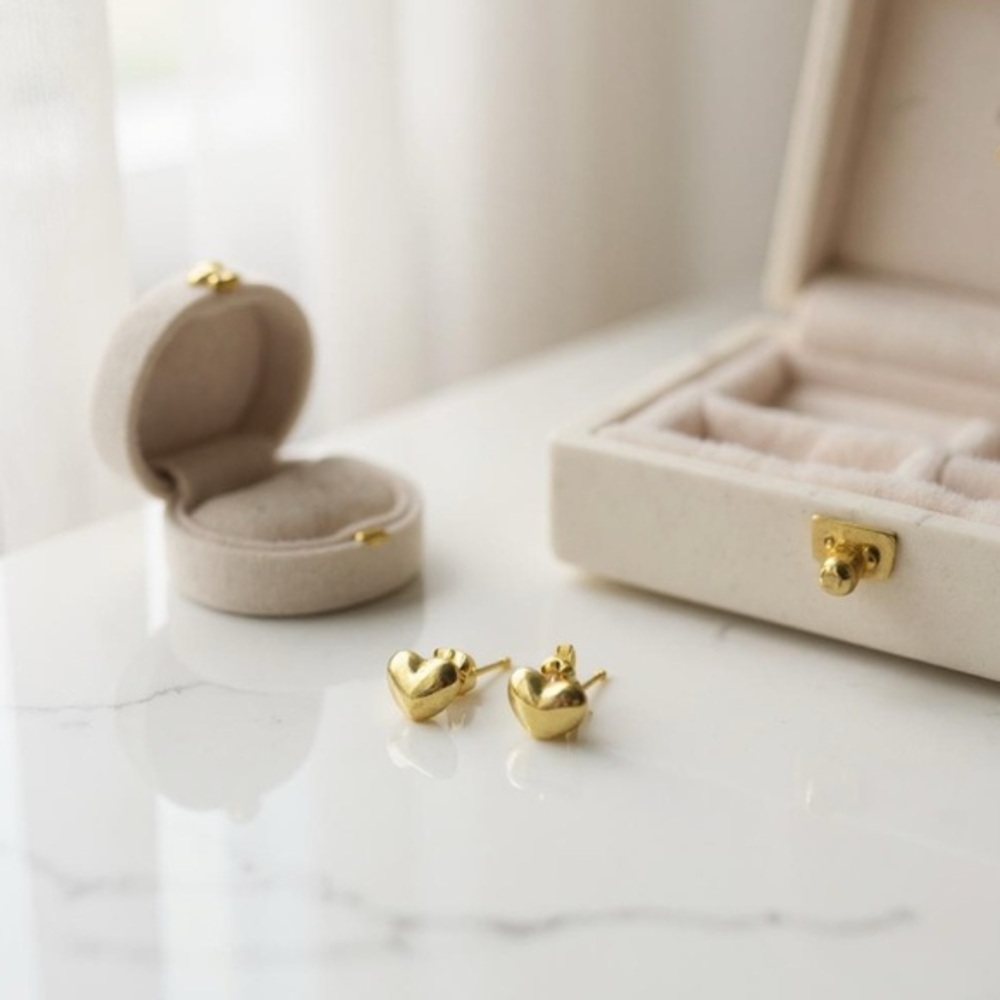 🆕Vintage Valentino (signed) 24kt gold plated
Heart shaped earrings 💛💛